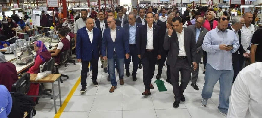 استثمارات 61.4 مليون دولار .. وزير الاستثمار يتفقد مصنع أليكس أباريز للملابس الجاهزة بالإسكندرية