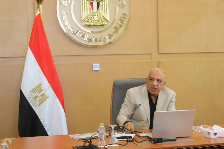 وزير الكهرباء يبحث مع خبراء الجامعات دعم الشبكة القومية والتوسع في الطاقة المتجددة لتحقيق 45% من مزيج الطاقة