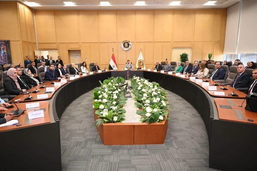 وزير الصناعة يعقد اللقاء الدوري المفتوح ويكرم موظفين متميزين ويستعرض مؤشرات الأداء والاستراتيجية الصناعية