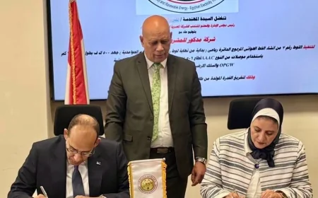 المصرية لنقل الكهرباء توقع عقد إنشاء خط جهد 500 كيلوفولت بطول 68 كيلومترًا لدعم مشروعات طاقة الرياح