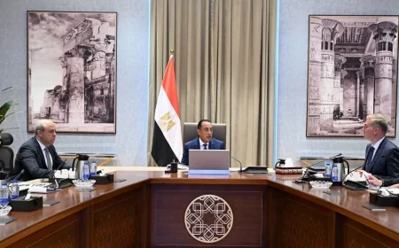 رئيس الوزراء يتابع التعاون بين وزارتي الطيران والبترول لتأمين وقود الطائرات ودعم إنتاج الوقود