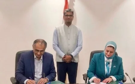 المصرية لنقل الكهرباء توقع عقدًا مع BAJEL Projects لتنفيذ خطوط نقل كهرباء لمشروعات طاقة الرياح بخليج السويس