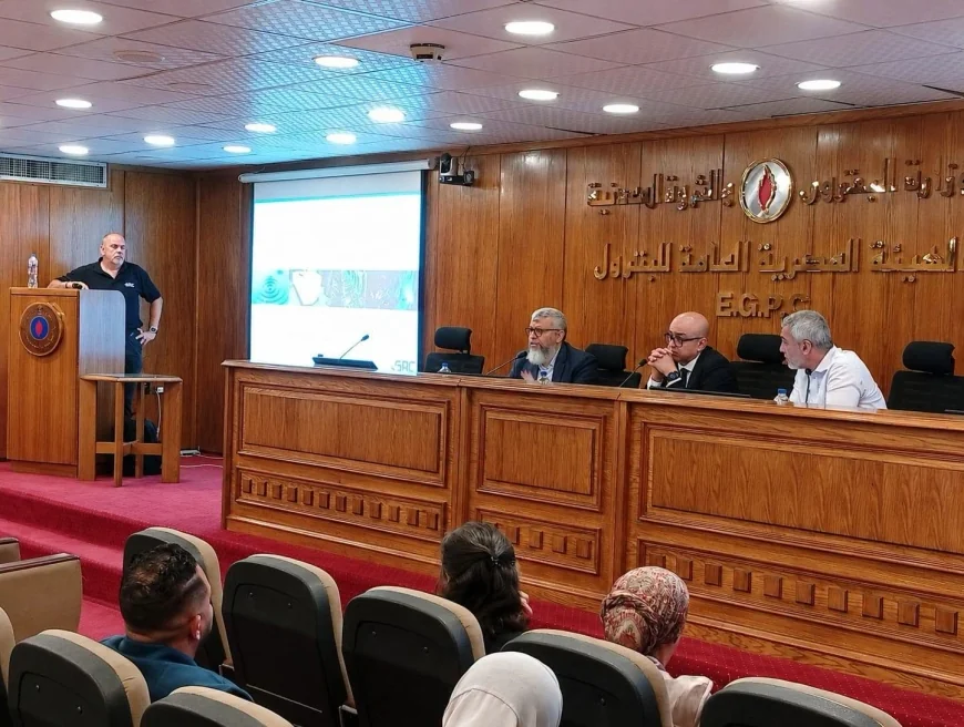 هيئة البترول تبحث تطبيق تقنية الغمر الحراري لتعزيز كفاءة تشغيل مراكز البيانات وترشيد استهلاك الطاقة