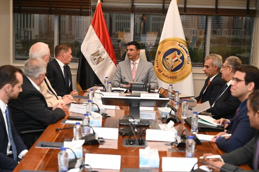 وزير الصناعة يبحث مع “مرسيدس-بنز إيجيبت” خطط التوسع في التصنيع وزيادة الصادرات للأسواق الإقليمية