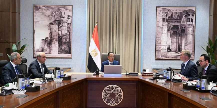 رئيس الوزراء يتابع التعاون بين وزارتي الطيران والبترول لتأمين وقود الطائرات ودعم إنتاج الوقود