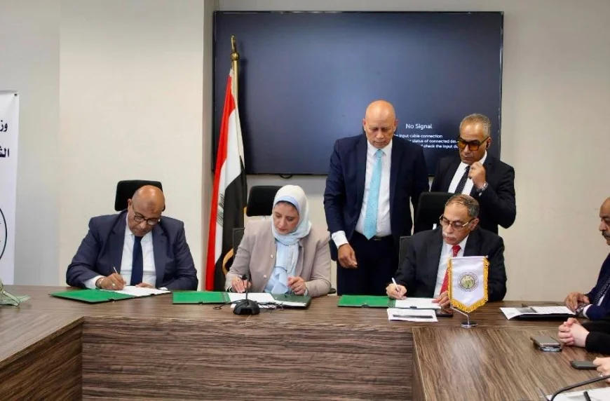 الشركة المصرية لنقل الكهرباء توقع عقد إنشاء خط جهد 220 كيلوفولت لمشروعات طاقة الرياح