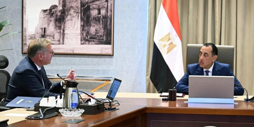 رئيس الوزراء يتابع مع وزير البترول خطط زيادة الإنتاج وجذب الاستثمارات وتعزيز مكانة مصر كمركز إقليمي للطاقة