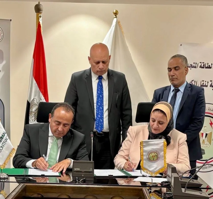 مصر تعزز قدرات الطاقة المتجددة.. توقيع عقد إنشاء خط كهرباء 500 ك.ف لتفريغ طاقة الرياح بخليج السويس