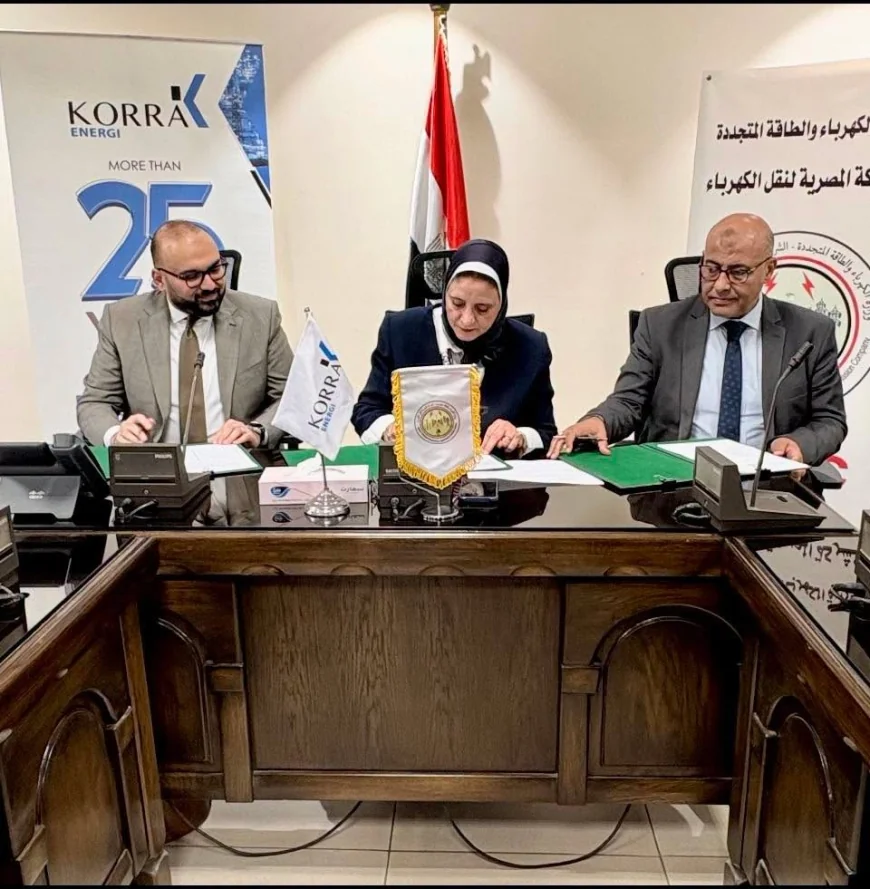 المصرية لنقل الكهرباء توقع عقد تنفيذ المرحلة الثالثة من خط أوراسكوم الحوامدية لدعم طاقة الرياح