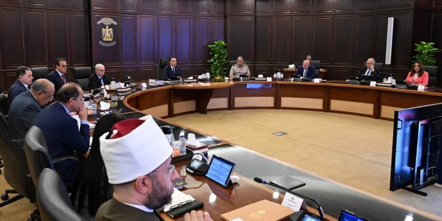 رئيس الوزراء: الحكومة تزيد المخزون الاستراتيجي من المواد البترولية والسلع