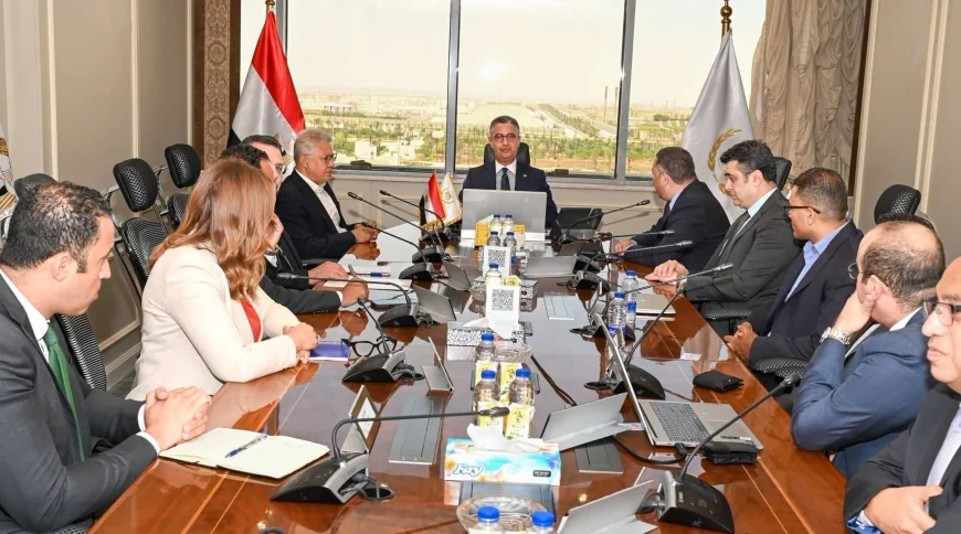 وزير التموين يبحث مع أورانج مصر تنفيذ مشروع "كاري أون" لتطوير منافذ الوزارة بالحلول الرقمية