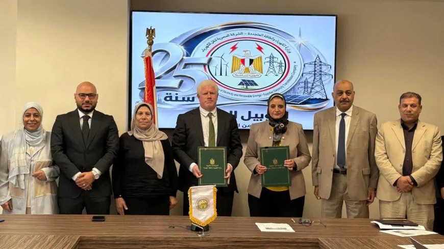 المصرية لنقل الكهرباء توقع عقد تنفيذ خطوط هوائية لربط محطة كيميت السخنة بالشبكة القومية