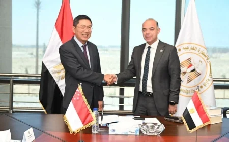 وزير الاستثمار يبحث مع سفير سنغافورة تعزيز التعاون التجاري والاستثماري بين البلدين