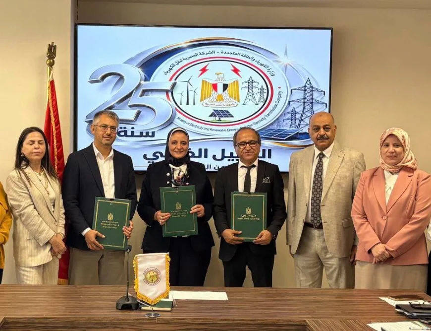 المصرية لنقل الكهرباء توقع عقد تنفيذ خط بجهد 500 كيلوفولت بخليج السويس