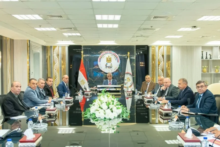 وزير الإنتاج الحربي يتابع تنفيذ مشروعات "حياة كريمة" ويؤكد عدم التهاون مع الشركات غير الملتزمة