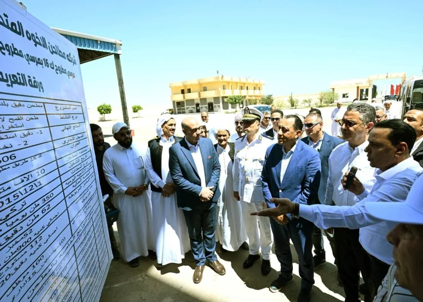 رئيس الوزراء يتفقد أحد مطاحن الدقيق بمطروح ويتابع منظومة توزيع الدقيق المدعم