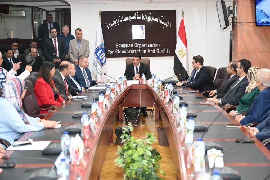 وزير الصناعة يكرم 10 شركات لتعزيز الجودة وكفاءة الطاقة والأداء البيئي