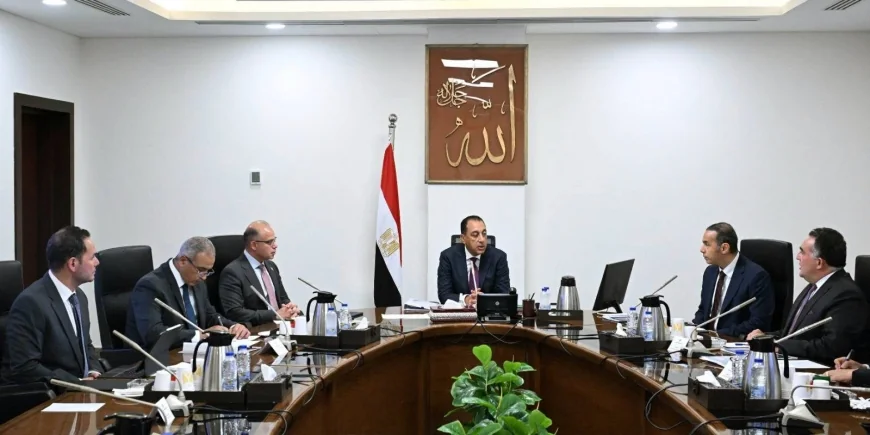 رئيس الوزراء يستعرض خطط تطوير البورصة.. التداول اليومي 15 مليار جنيه