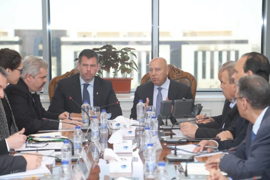 وزير النقل يبحث مع نظيره المجري تعزيز التعاون ويستعرض منظومة النقل الحديثة بالعاصمة الجديدة