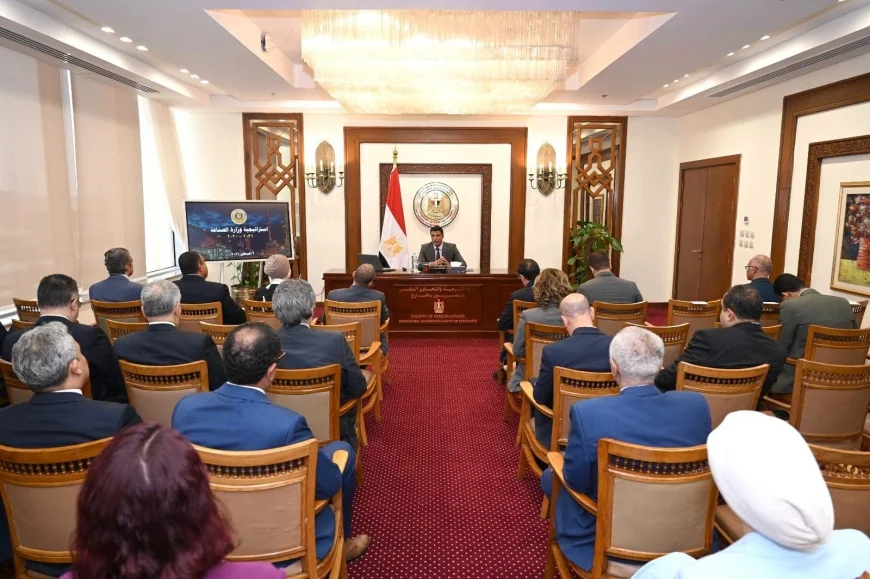 وزير الصناعة يستعرض استراتيجية الصناعة المصرية 2030 أمام رؤساء البعثات الدبلوماسية بالخارج