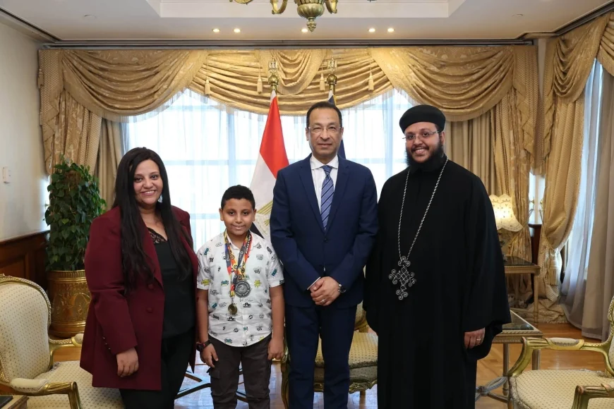 وزير الاتصالات يكرم الطفل مارتيروس مينا لتفوقه العالمي في البرمجة والروبوتات