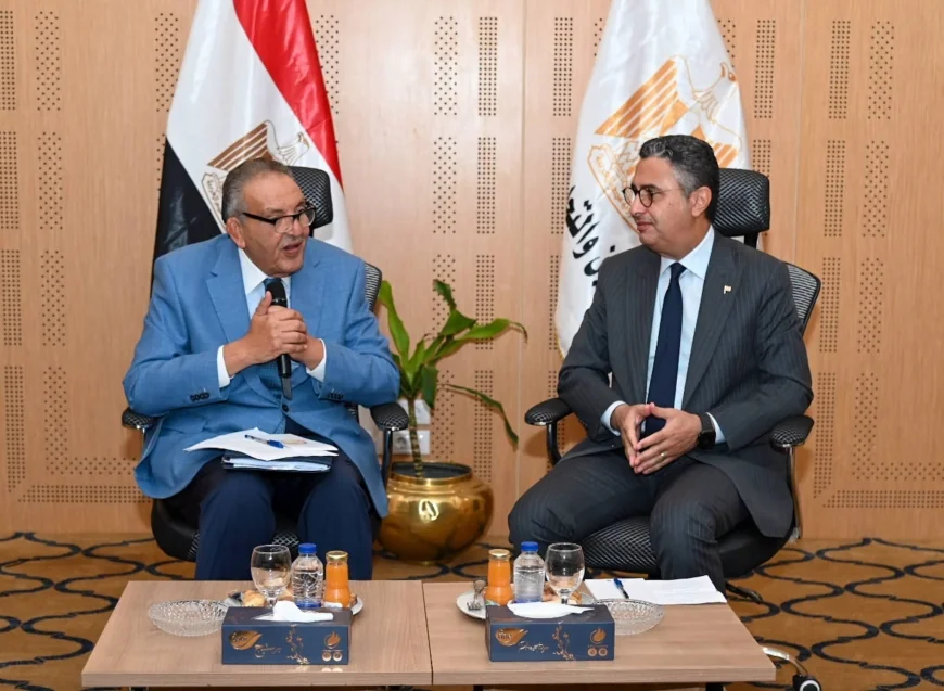 وزير التموين يبحث تطوير منظومة السلع التموينية.. وتحديث 40 ألف منفذ ضمن مشروع «كاري أون»
