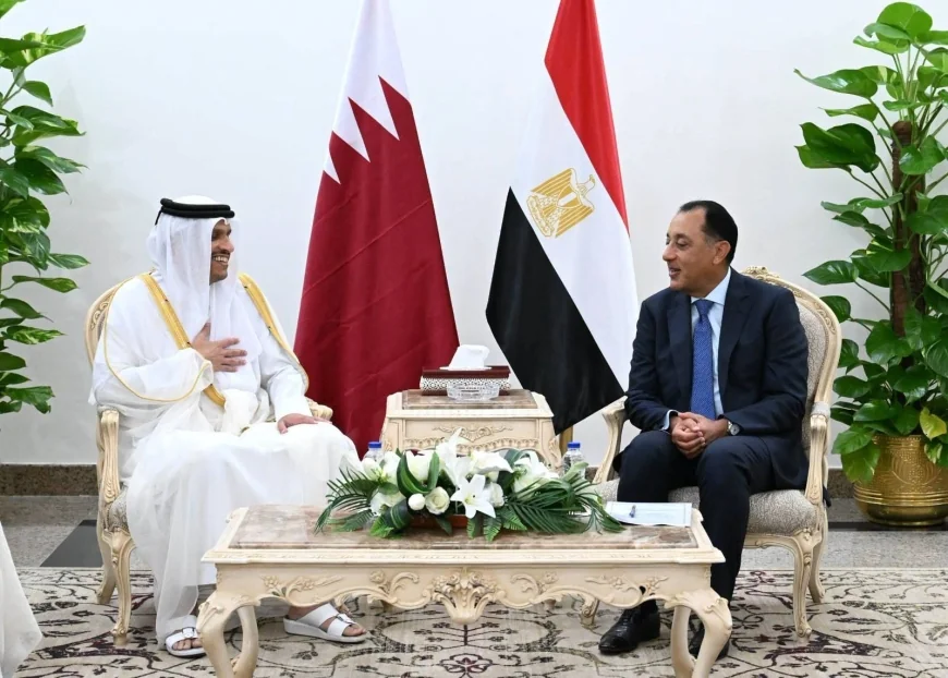 مصر وقطر تبحثان تعزيز التعاون الاقتصادي والاستثماري والطاقة خلال لقاء رئيسي الوزراء في العلمين