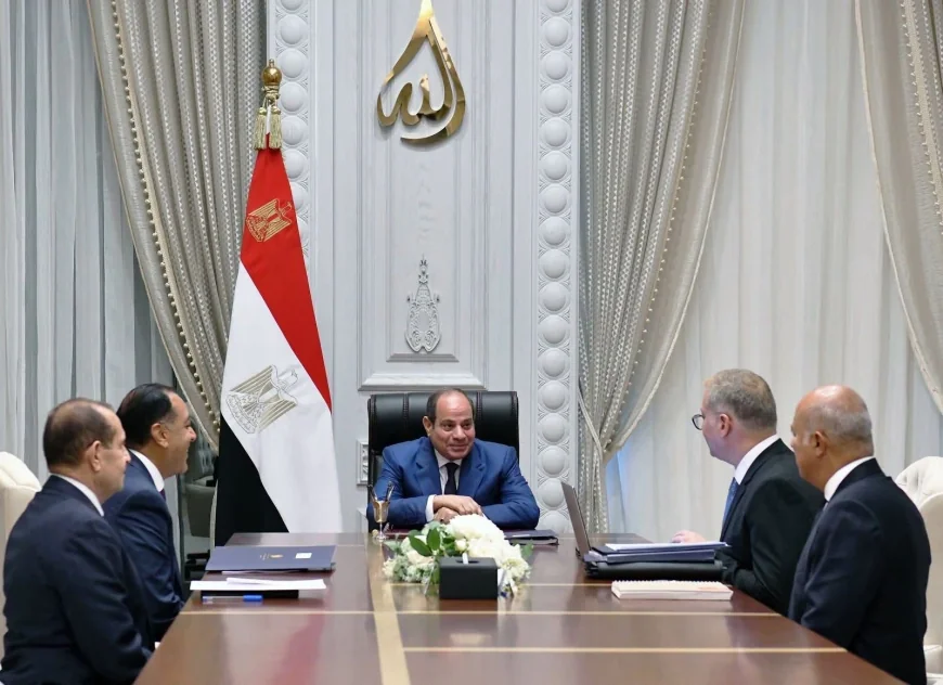 الرئيس السيسي يتابع خطط زيادة إنتاج النفط والغاز.. 6 مشروعات لتطوير معامل التكرير