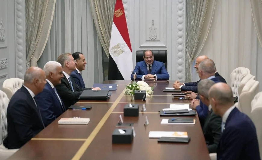 الرئيس السيسي يبحث مع الرئيس التنفيذي لـ«إيني» ضخ استثمارات جديدة في مصر وحفر 230 بئرًا