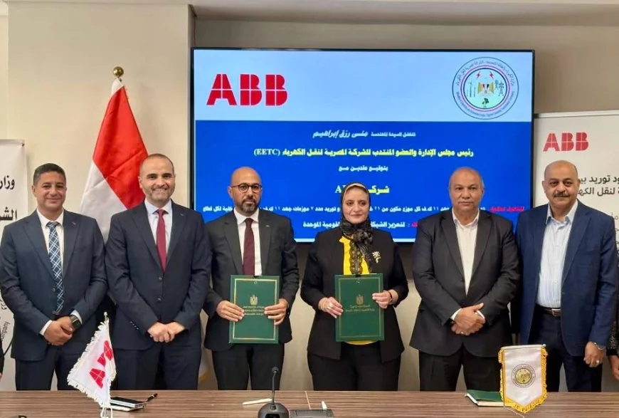 المصرية لنقل الكهرباء توقع عقدين مع ABB لتوريد 12 موزع جهد 11 كيلوفولت لتعزيز كفاءة الشبكة القومية