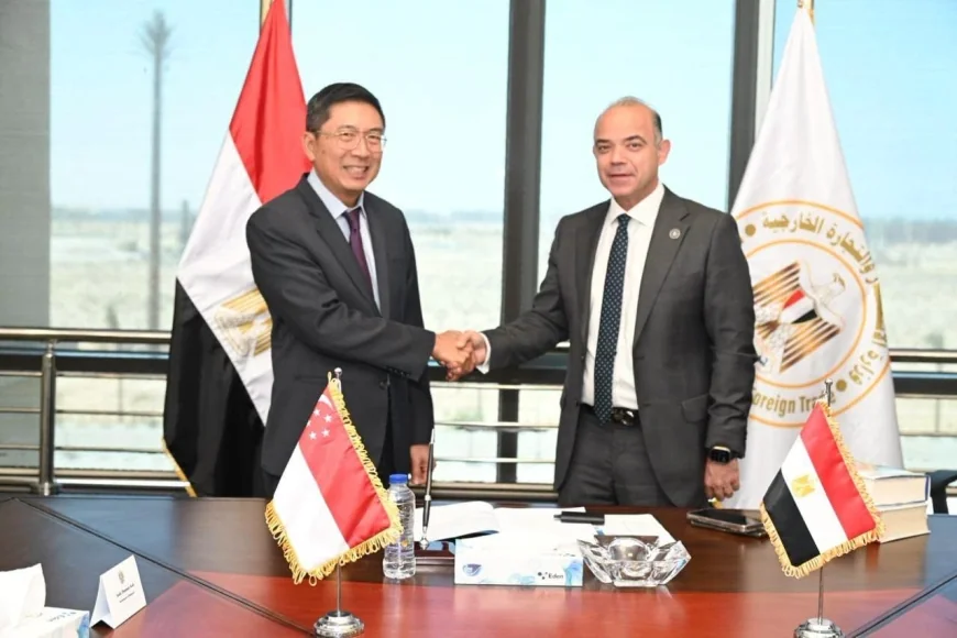 وزير الاستثمار يبحث مع سفير سنغافورة تعزيز التعاون التجاري والاستثماري بين البلدين