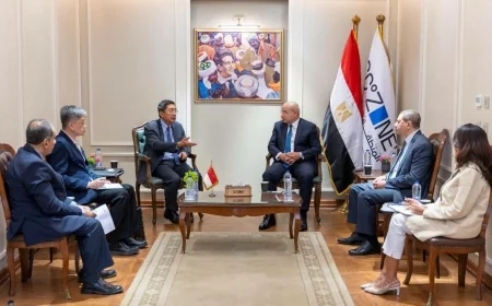 اقتصادية قناة السويس تبحث مع سفير سنغافورة فرصًا جديدة للاستثمار في الصناعة واللوجستيات والطاقة
