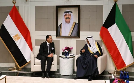 رئيس مجلس الوزراء يبحث مع ولي عهد الكويت تعزيز العلاقات الثنائية وزيادة الاستثمارات المشتركة
