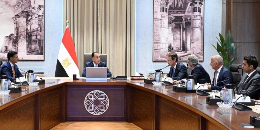 رئيس الوزراء يبحث مع «جونفاري إندستريز» فرص الاستثمار في مصر بقطاعات السيارات والطاقة المتجددة