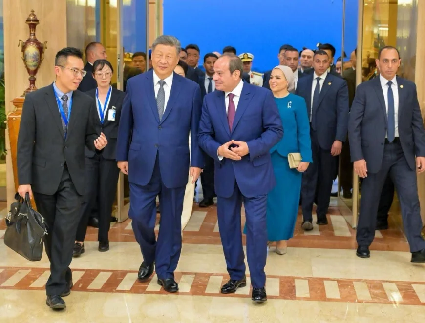 الرئيس السيسي يستقبل الرئيس الصيني شي جينبينج في مطار القاهرة.. ترحيب رسمي وشعبي بضيف مصر