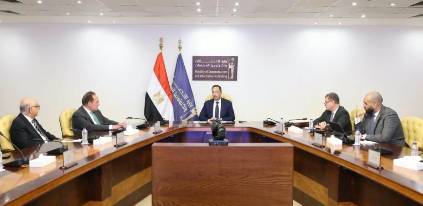 «وزارة الاتصالات» تستهدف 400 خدمة على منصة مصر الرقمية بحلول 2030 وتضاعف إنتاج الهواتف محليًا