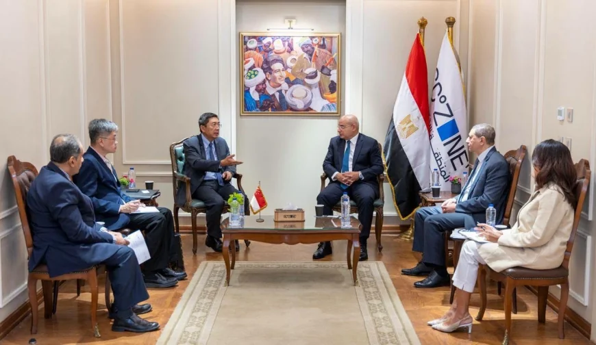 اقتصادية قناة السويس تبحث مع سفير سنغافورة فرصًا جديدة للاستثمار في الصناعة واللوجستيات والطاقة
