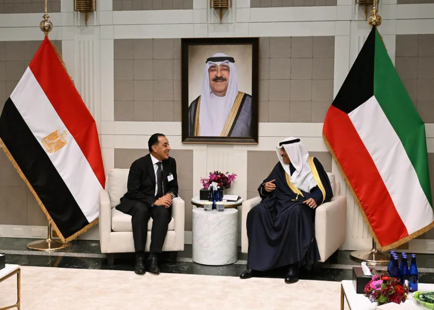 رئيس مجلس الوزراء يبحث مع ولي عهد الكويت تعزيز العلاقات الثنائية وزيادة الاستثمارات المشتركة