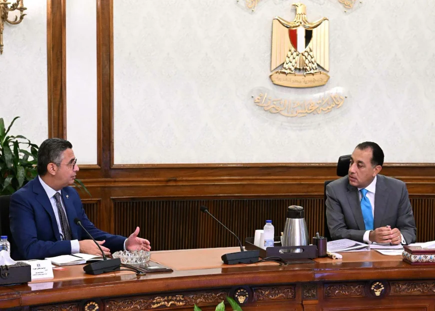 مدبولي يتابع مع وزير التموين انتظام منظومتي الخبز والسلع التموينية وتوافر الاحتياجات الأساسية