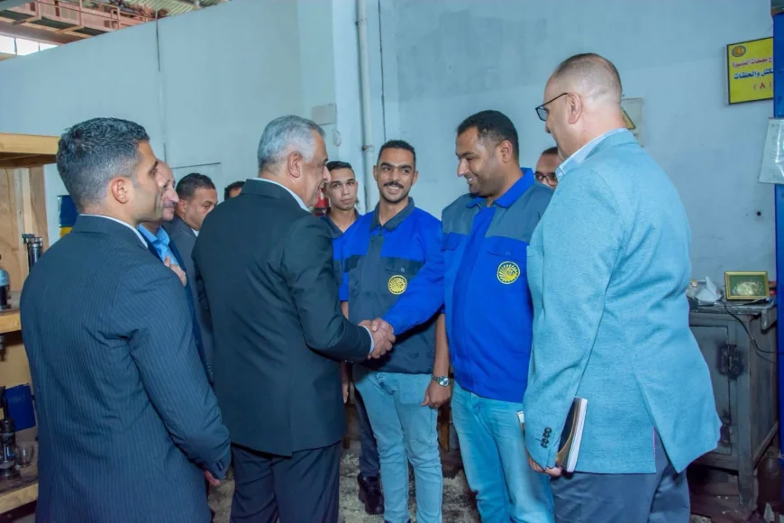 وزير الإنتاج الحربي يتفقد مصنع 100 الحربي.. توجيهات برفع معدلات التشغيل وتعظيم الاستفادة من الماكينات