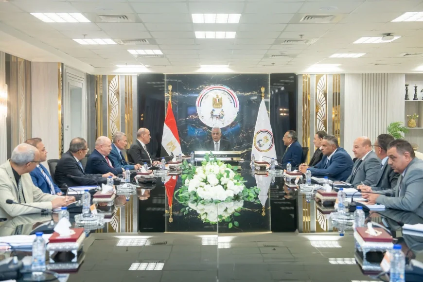 وزير الإنتاج الحربي يتابع تنفيذ مشروعات «حياة كريمة» ويوجه بسرعة الانتهاء منها