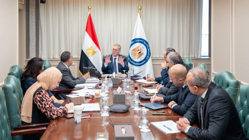 كريم بدوي يتابع تأمين احتياجات السوق المحلية من المنتجات البترولية والغاز وسط التوترات الجيوسياسية